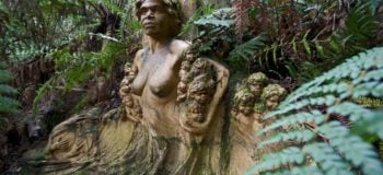 Statue d'une femme nue entourée de plantes en Australie